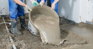 Заливка раствора для мокрой стяжки пола